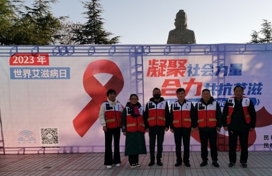 民权县红十字会开展开展“12.1艾滋病防治日”宣传服务活动